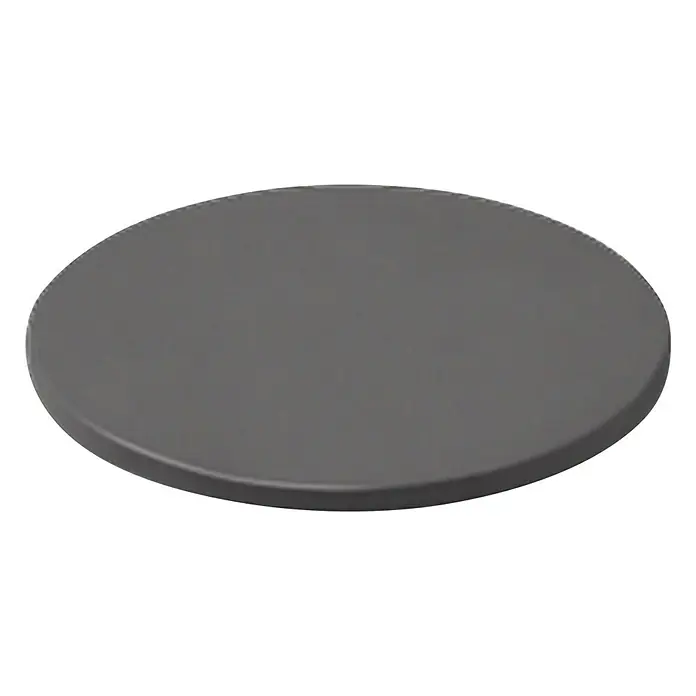 Weber Pizzastein - Durchmesser: 26 cm, Cordierit - Eine Nahaufnahme einer runden, grauen Tischplatte. Das Produkt ist schlicht und modern gestaltet.