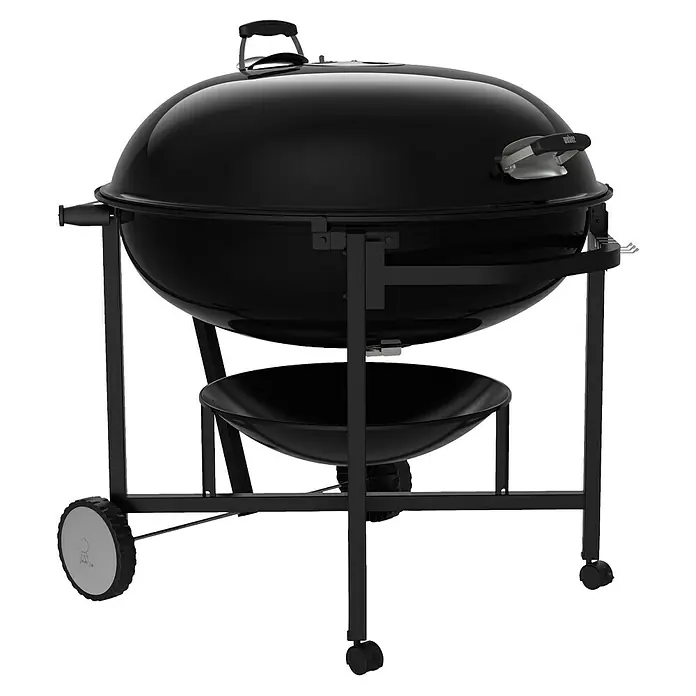 Weber Kugelgrill Ranch Kettle - Durchmesser Grillfläche: 94 cm, Schwarz - Abbildung eines Weber Holzkohlegrills mit Rädern. Der Grill ist in einem eleganten, schwarzen Design gehalten und verspricht Grillvergnügen.