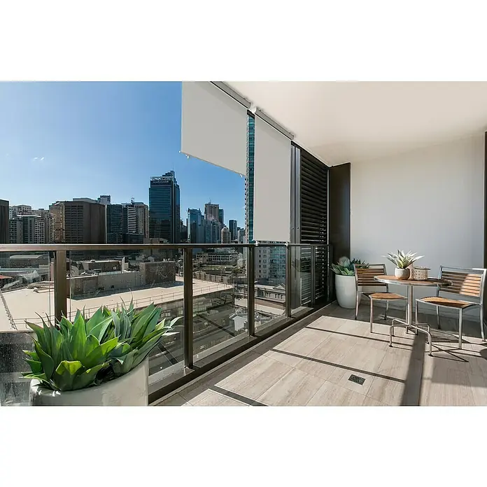 SmartSun Toldo para balcón Neo Lux - Gris piedra, Ancho: 1,4 m - Balcón acogedor con protección solar de persiana enrollable, que ofrece privacidad a la vez que permite vistas a la ciudad. Mobiliario elegante complementa diseño moderno.