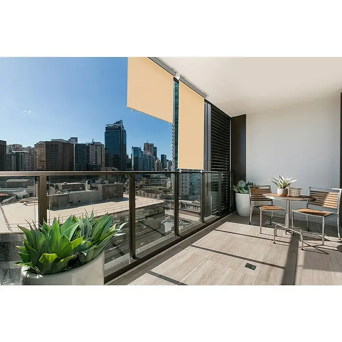 SmartSun Toldo para balcón Neo Lux - Beige arena, Ancho: 1,4 m - Balcón con elegantes estores enrollables exteriores que proporcionan sombra y privacidad, complementado con modernos muebles.