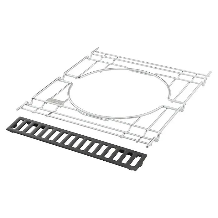 Weber Crafted Basismodul Grillrost - Passend für: Weber Gasgrills Genesis Serie ab 2016 - Das Bild zeigt ein hochwertiges, verchromtes Grillrost mit einem schwarzen Ablaufgitter für den Außenbereich, ideal für Grillabende im Garten.