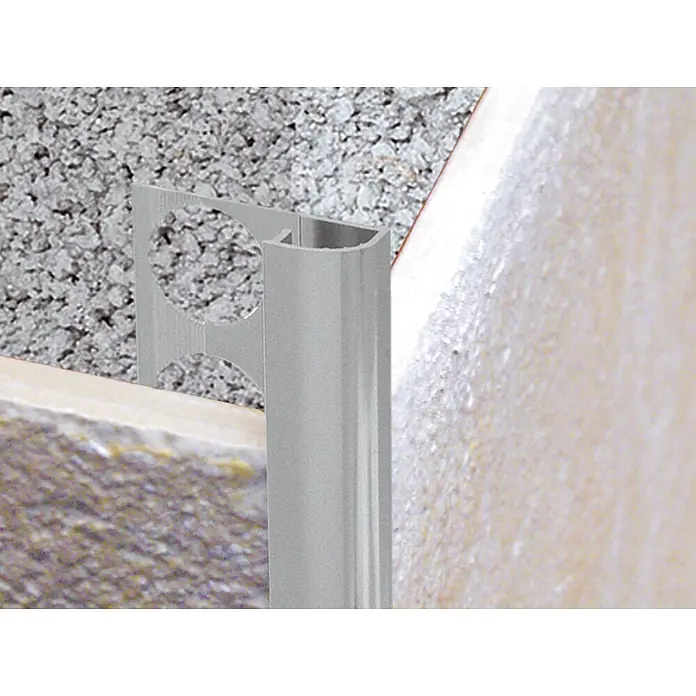 Perfil para baldosas ECO 171 A - Aluminio, Plateado, 2,5 m x 10 mm, Mate - Primer plano de un perfil de borde de azulejo plateado fijado a una pared, creando un borde limpio. Perfecto para diseños de baños modernos.