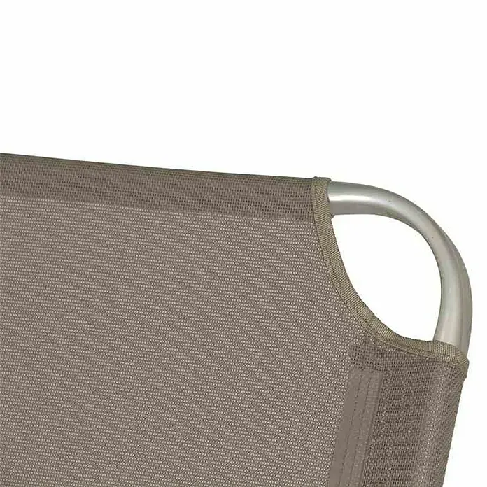 Siena Garden Gartenliege XXL - Taupe, Aluminium, Rückenlehne verstellbar - Nahaufnahme eines Campingbettes mit robustem, braunem Textilbezug und stabilen, silbernen Metallrahmen für komfortables Schlafen im Freien.