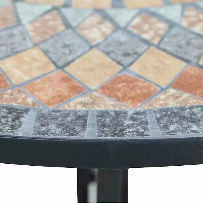 Siena Garden Prato Anstelltisch - 35,5 x 70 cm, Sicherheitsglas - Nahaufnahme einer Mosaiktischplatte mit braunen, orangefarbenen und grauen Fliesen im Rautenmuster, dazu ein dunkler Metallrahmen und Bein.