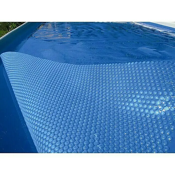 Malibu Solarabdeckplane - L x B: 550 x 350 cm, 180 µm - Blau schimmernde Poolabdeckung mit Luftpolsterfolie, die teilweise über den Pool gelegt wurde.