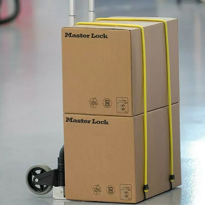 MasterLock Gepäckspanner-Set Twin Wire&Trade - 10 -tlg. - Zwei braune Master Lock Kartons auf einem Rollwagen, mit gelben Spanngummis gesichert.