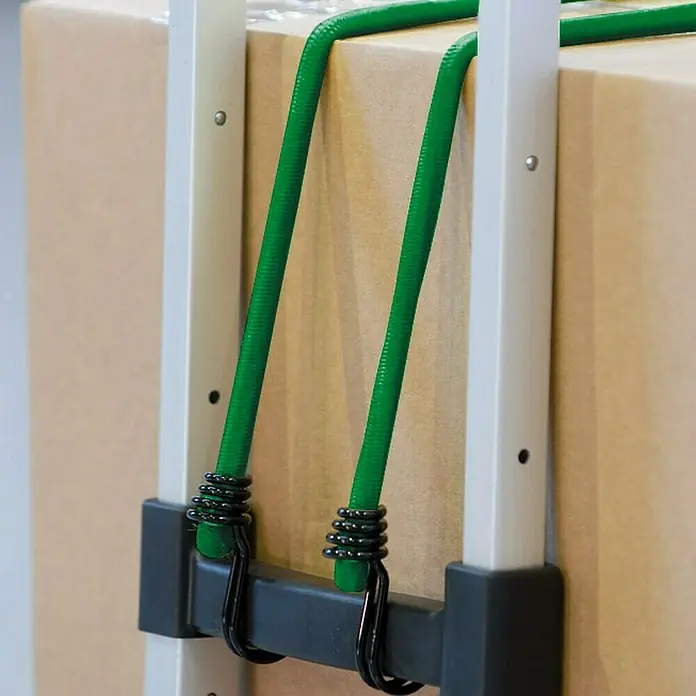 MasterLock Gepäckspanner-Set Twin Wire&Trade - 10 -tlg. - Nahaufnahme eines Kartons, der mit grünen Spanngurten an einem Trolley befestigt ist, ideal für sicheren Transport.