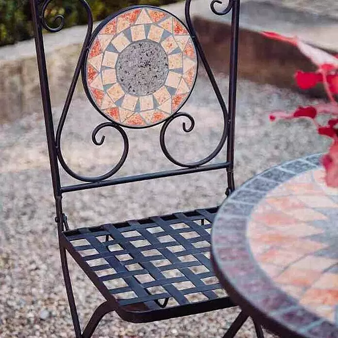 Siena Garden Balkontisch rund Prato - Ø x H: 70 x 70 cm, Schwarz/Braun - Schwarzer Metall-Gartenstuhl mit runder Mosaiklehne und Lattenrostsitz, gepaart mit einem passenden Mosaiktisch für den Außenbereich.