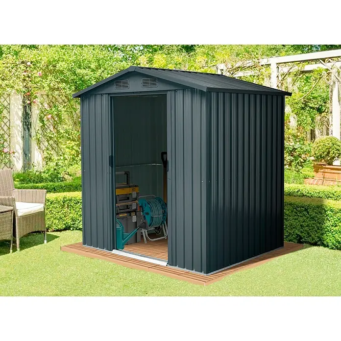 Gardol Gerätehaus Top Shed - Außenmaß inkl. Dachüberstand (B x T): 194 x 153 cm, Stahl, Anthrazit - Ein geräumiger Geräteschuppen aus Metall mit offenstehender Tür, der auf einer Holzplattform im Garten steht.