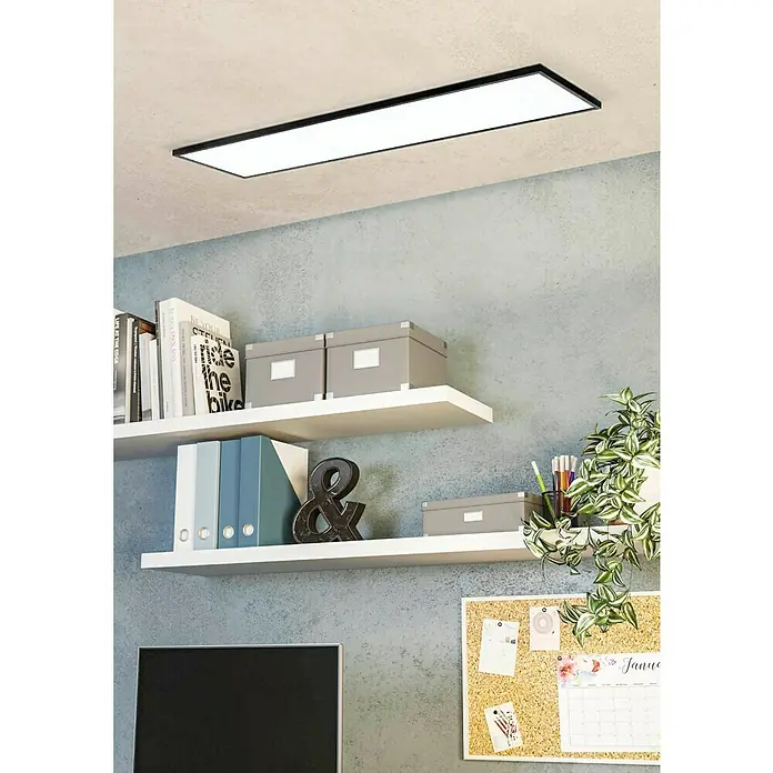 Tween Light LED-Panel Schwarz - 33 W, L x B x H: 120 x 30 x 5 cm, Schwarz, Neutralweiß - Das Bild zeigt eine moderne Deckenleuchte mit einem schlanken, schwarzen Rahmen, die ein helles, gleichmäßiges Licht abgibt und für moderne Büros geeignet ist.