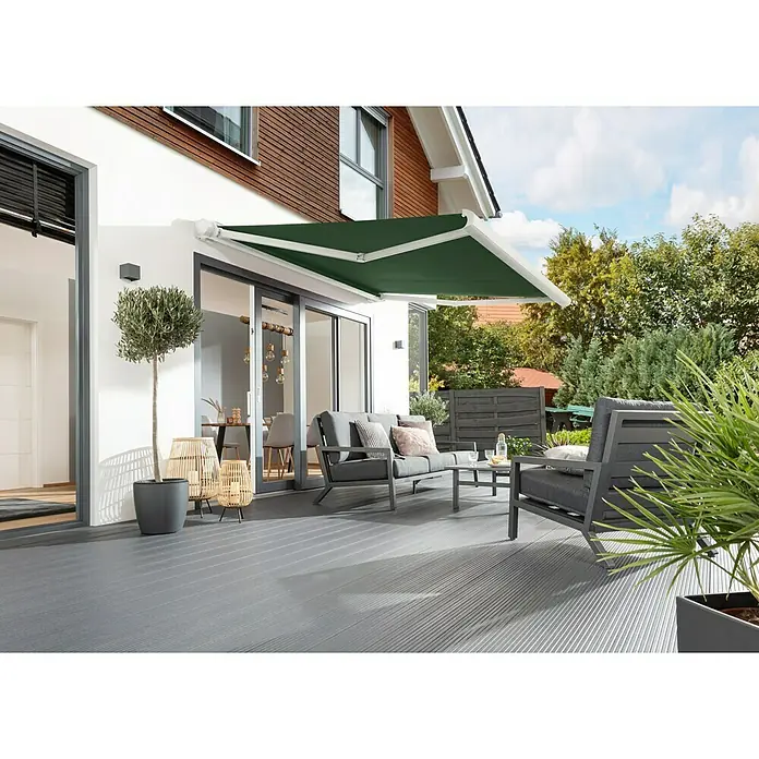 Sunfun Vollkassettenmarkise Elba - Grün, Farbe Gestell: Verkehrsweiß, Breite: 3 m, Ausfall: 2,5 m - Eine stilvolle Terrassenüberdachung bietet Schatten für eine moderne Sitzgruppe auf einer einladenden Terrasse.