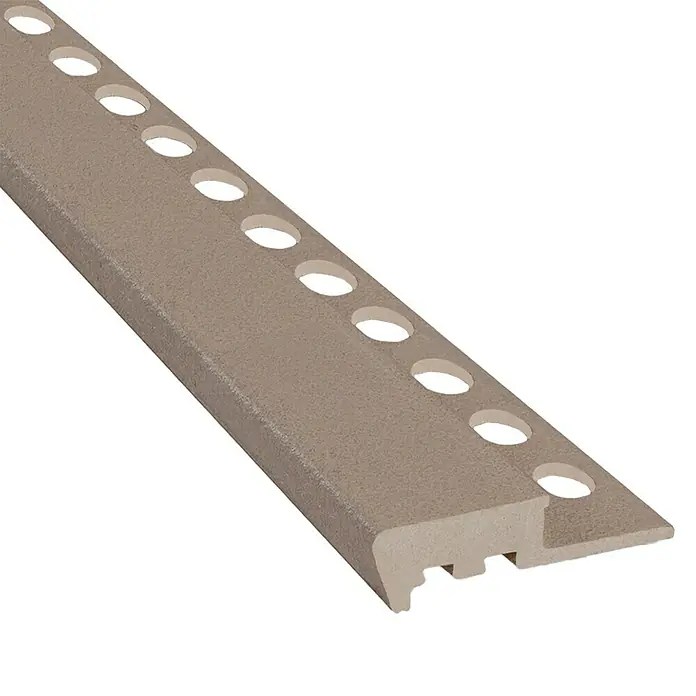 Perfil para baldosas para peldaño - Marrón, 2,5 m x 12,5 mm - Primer plano de un perfil angular beige con agujeros, utilizado para acabados interiores. El perfil es robusto y duradero.