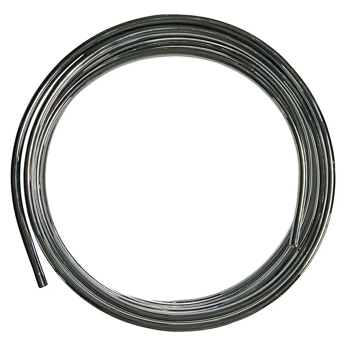 Kupferrohr CU - Durchmesser: 10 mm, Länge: 5 m, Verchromt - Nahaufnahme eines gerollten, glänzenden Metallrohrs auf schwarzem Hintergrund, das die Form eines Kreises bildet.