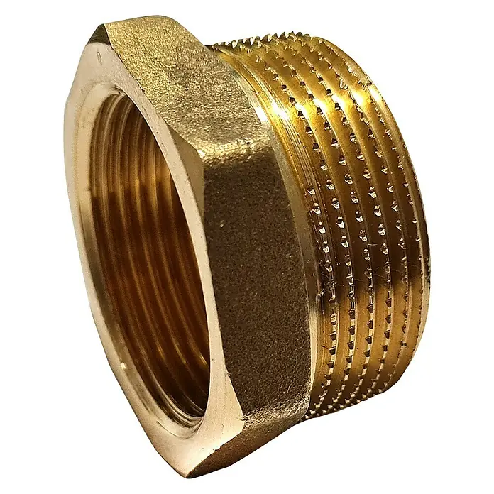 Reduzierstück - Außengewinde: 1 ½″, Innengewinde: 1 ¼″, Messing - Nahaufnahme eines goldenen Messingreduzierstücks, das für Sanitärinstallationen oder industrielle Anwendungen verwendet wird.