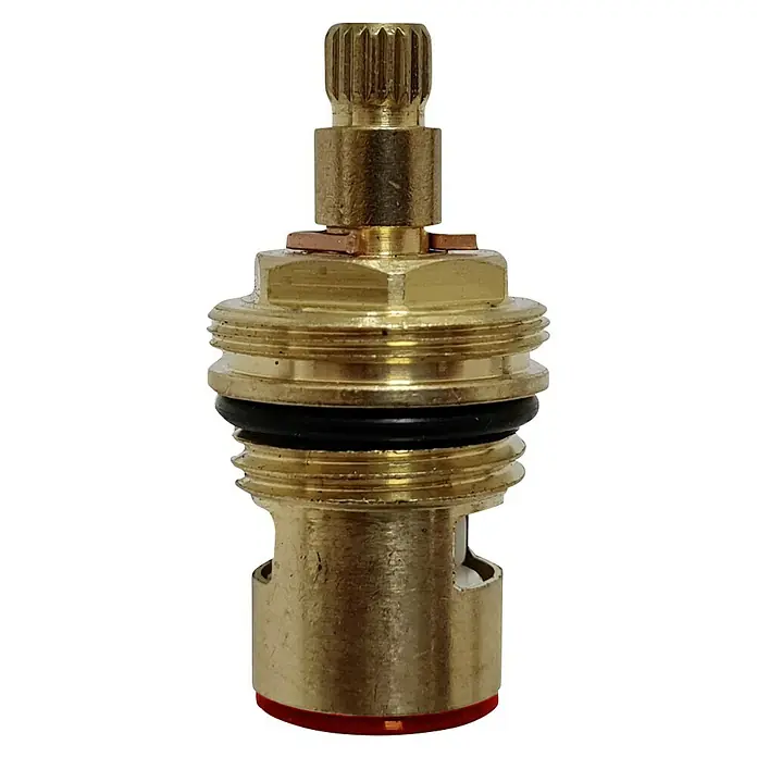 Oberteil - ½″ - Detailaufnahme einer glänzenden, goldenen Messing-Ventilkartusche mit schwarzem Dichtungsring für Sanitärinstallationen.