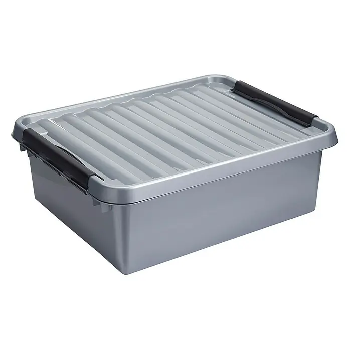 Sunware Aufbewahrungsbox Q-Line - L x B x H: 50 x 40 x 18 cm, Kunststoff, Metallfarbig - Ein grauer Aufbewahrungsbehälter mit schwarzem Griff und geripptem Deckel, ideal für die Lagerung zu Hause oder im Büro.