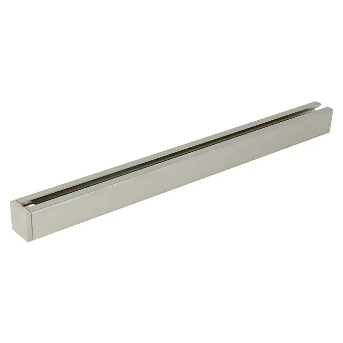 Expo Ambiente Endstück End - Edelstahloptik, Geeignet für: 18 x 18 mm Profil, 1 Stk. - Nahaufnahme einer schmalen, rechteckigen, silbernen METOD-Schiene mit Nut für die Küchenorganisation.
