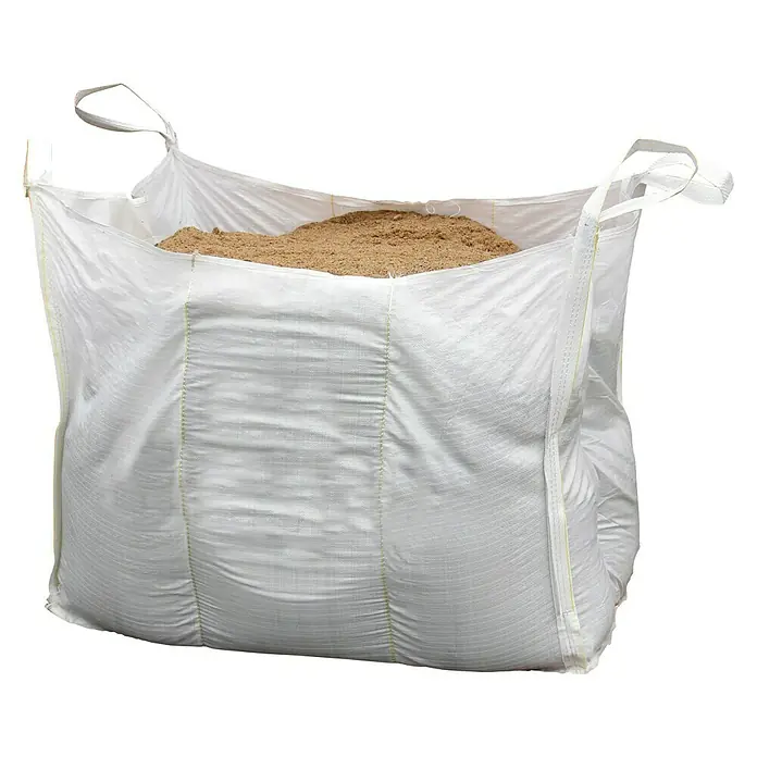 Mauersand - 850 kg - Ein großer, weißer Big Bag, gefüllt mit Sand, der sich ideal für Bauprojekte oder als Ballast eignet. Praktisch und robust.
