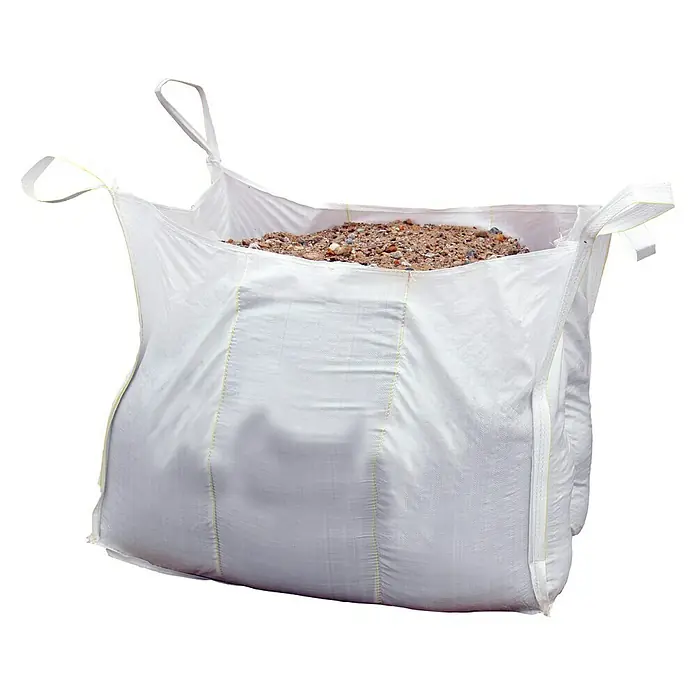 Kies - Körnung: 0 mm - 32 mm, Beige, Naturmaterialien, 835 kg - Ein großer, weißer Big Bag gefüllt mit Kies und Schotter, bereit für den Transport oder die Verwendung auf der Baustelle.