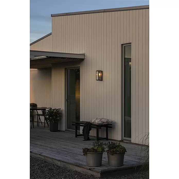 Konstsmide Außenwandleuchte Carpi - 60 W, 15 x 12,5 x 30 cm, Schwarz, IP44 - Anwendungsbeispiel
