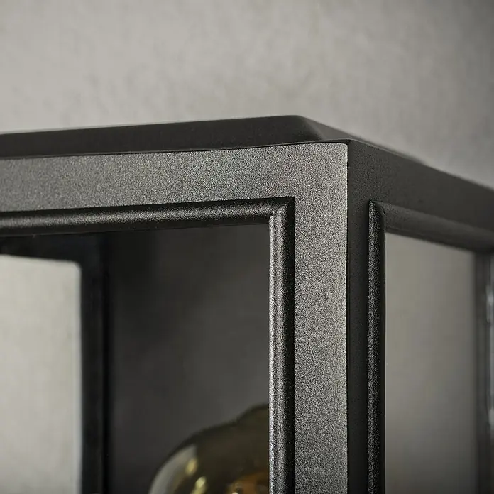 Konstsmide Außenwandleuchte Carpi - 60 W, 15 x 12,5 x 30 cm, Schwarz, IP44 - Detailansicht einer eleganten, schwarzen Laterne. Die feine Verarbeitung und das minimalistische Design des Leuchtkörpers fallen sofort ins Auge.