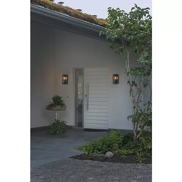 Konstsmide Außenwandleuchte Carpi - 60 W, 15 x 12,5 x 30 cm, Schwarz, IP44 - Anwendungsbeispiel
