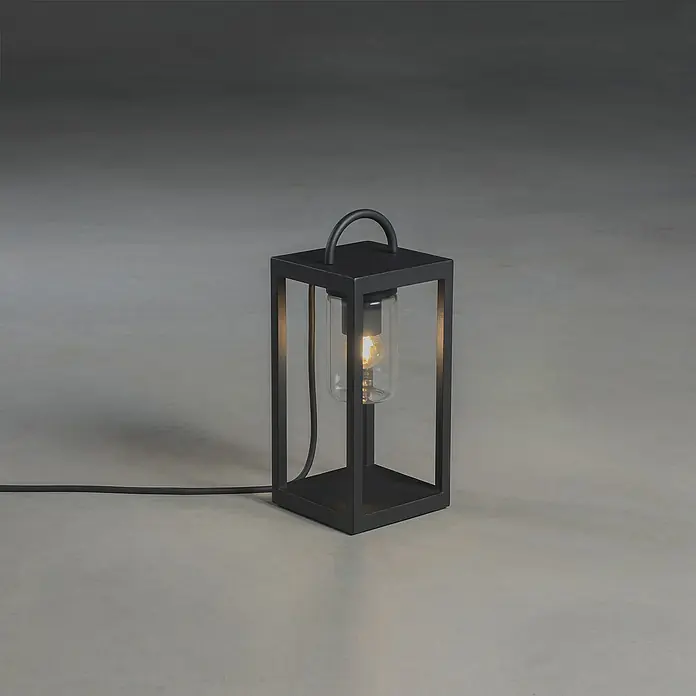 Konstsmide Metall-Laterne Bologna - 14 x 14 x 33 cm, Schwarz - Schwarze Laternen-Tischleuchte mit Glaskolben und warmem Licht, die eine gemütliche Atmosphäre schafft. Ideale Dekoration für Zuhause.