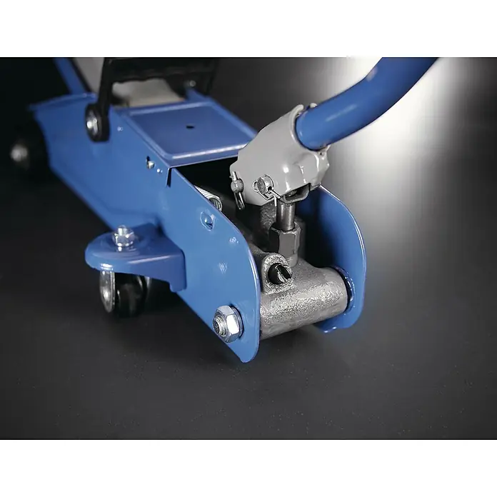 Cartrend Hydraulischer Rangierwagenheber - Belastbarkeit: 2.000 kg - Nahaufnahme eines blauen Wagenhebers mit Handgriff, der für Reparaturen und Wartung an Fahrzeugen verwendet wird.