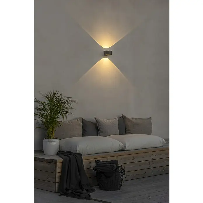 Konstsmide LED-Außenwandleuchte Gela - 12 W, 15,5 x 11 x 6,5 cm, Anthrazit, IP54 - Eine moderne Wandleuchte in einem gemütlichen Ambiente, die sowohl nach oben als auch nach unten strahlt und ein warmes Licht erzeugt.