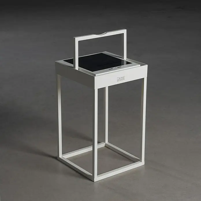 Konstsmide Außenlaterne Portofino - 15,5 x 18,5 x 30 mm, Weiß - Dieser moderne, weisse Beistelltisch mit einer integrierten Tablet-Halterung bietet eine elegante Lösung für digitale Geräte im Wohnbereich.