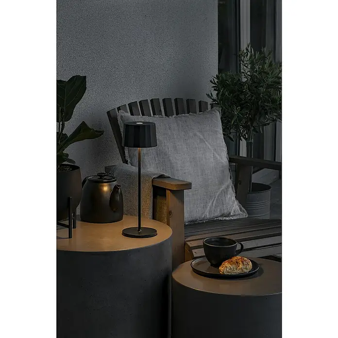 Konstsmide Akku-Tischleuchte Positano - 2,2 W, Schwarz, Warmweiß - Elegante kabellose Tischleuchte aus schwarzem Metall mit minimalistischem Design, perfekt für stimmungsvolle Beleuchtung im Innen- und Außenbereich.