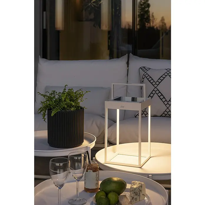 Konstsmide Außenlaterne Portofino - 15,5 x 18,5 x 30 mm, Weiß - Die moderne Lampe beleuchtet stilvoll den Tisch mit Getränken und Snacks, perfekt für entspannte Abende.
