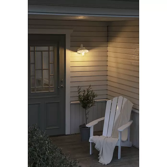 Konstsmide Außenwandleuchte Vega Mini - 60 W, Weiß, IP44 - Weiße Außenwandleuchte mit warmem Licht an einer Hausfassade auf der Veranda montiert.