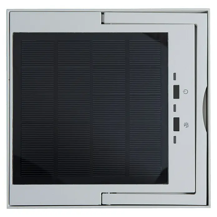 Konstsmide Außenlaterne Portofino - 15,5 x 18,5 x 30 mm, Weiß - Nahaufnahme eines Solarmoduls mit Bedienelementen, eingebettet in einen Rahmen. Ideal für umweltfreundliche Energielösungen.