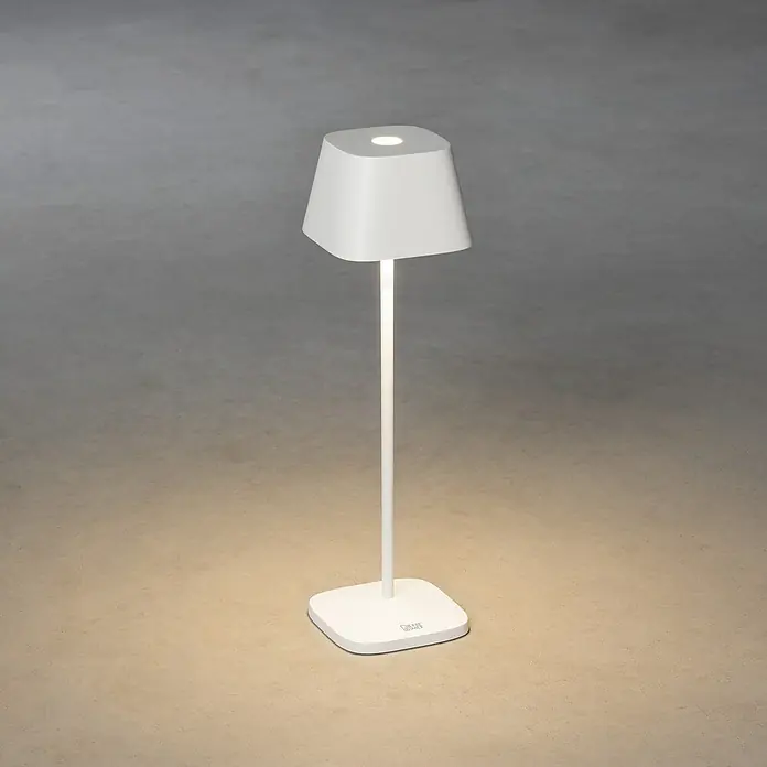 Konstsmide Akku-Tischleuchte Capri - 2,2 W, Weiß - Weiße Tischleuchte mit einem quadratischen Lampenschirm und einem schlanken Ständer, die ein sanftes Licht ausstrahlt.