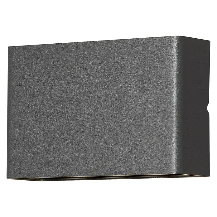 Konstsmide LED-Außenwandleuchte Chieri - 8 W, 6 x 17 x 11 cm, Anthrazit, IP54 - Nahaufnahme einer modernen, würfelförmigen Außenleuchte in elegantem Anthrazit. Perfekt für stilvolle Fassadenbeleuchtung.
