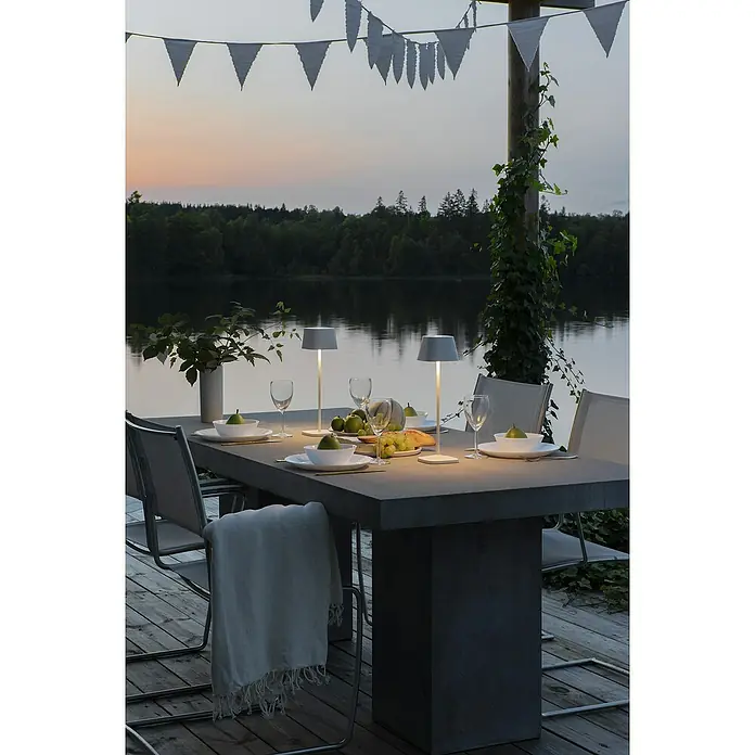 Konstsmide Akku-Tischleuchte Capri - 2,2 W, Weiß - Ein stimmungsvolles Outdoor-Dinner mit stilvollen Tischleuchten, die eine warme Atmosphäre schaffen und das Essen ins rechte Licht rücken.