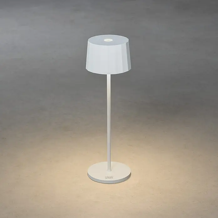 Konstsmide Akku-Tischleuchte Positano - 2,2 W, Weiß, Warmweiß - Elegante weiße Tischleuchte mit einem modernen Design, die eine sanfte und einladende Beleuchtung bietet.