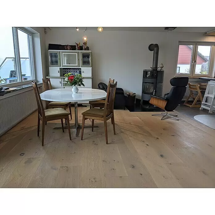 Parkettmuster Eiche Inntal rustikal - 300 x 190 x 14 mm, Landhausdiele - Heller Holzplankenboden in einem geräumigen Ess- und Wohnbereich.