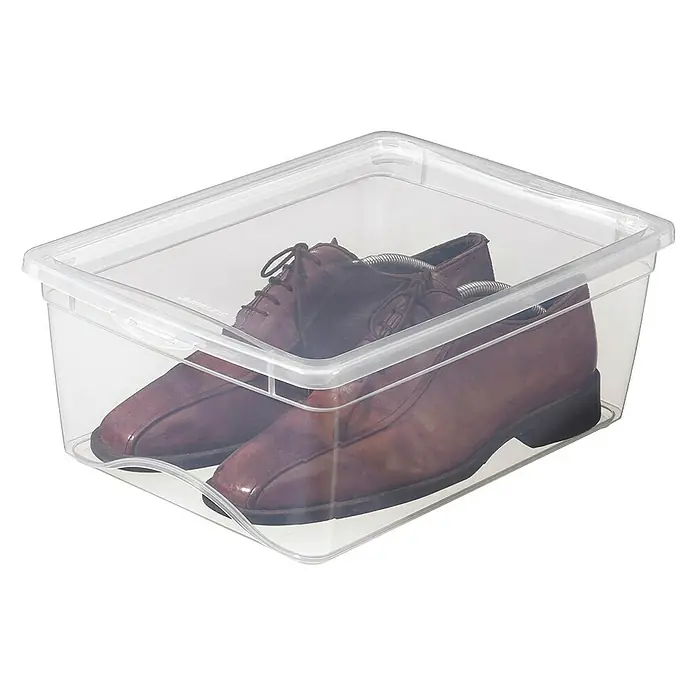 Sunware Aufbewahrungsbox Omega - L x B x H: 38 x 27 x 14,5 cm, Kunststoff, Transparent - Ein Paar braune Lederschuhe ordentlich in einer durchsichtigen Schuhaufbewahrungsbox mit Deckel verstaut.