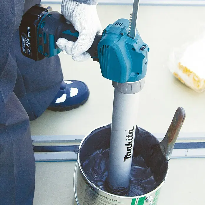 Makita LXT 18V Akku-Kartuschenpresse DCG180ZX - 18 V, Li-Ionen, Ohne Akku - Makita-Rührwerk beim Mischen von Farbe in einem Eimer, ideal für Handwerker und Renovierer.