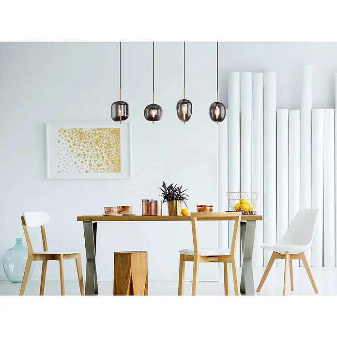 Globo LED-Pendelleuchte Blacky I - 160 W, Anzahl Leuchtmittel: 4 Stk., L x B x H: 110 x 18,5 x 120 cm, E14, Schwarz - Eine elegante Esszimmer-Szene mit vier rauchfarbenen Hängelampen, die einen modernen Esstisch mit Kupferakzenten beleuchten.