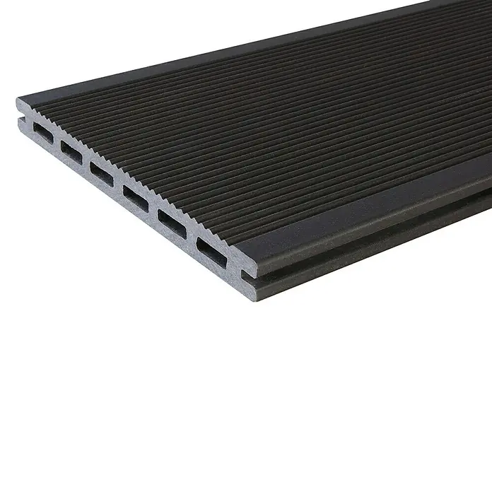 Kovalex WPC-Terrassendiele XL mit Struktur nach MaßGraubraun, Mattiert, 390 x 19 x 2 cm - Nahaufnahme einer grauen Terrassendiele mit Rillenoberfläche und Hohlkammerprofil, ideal für den Außenbereich.