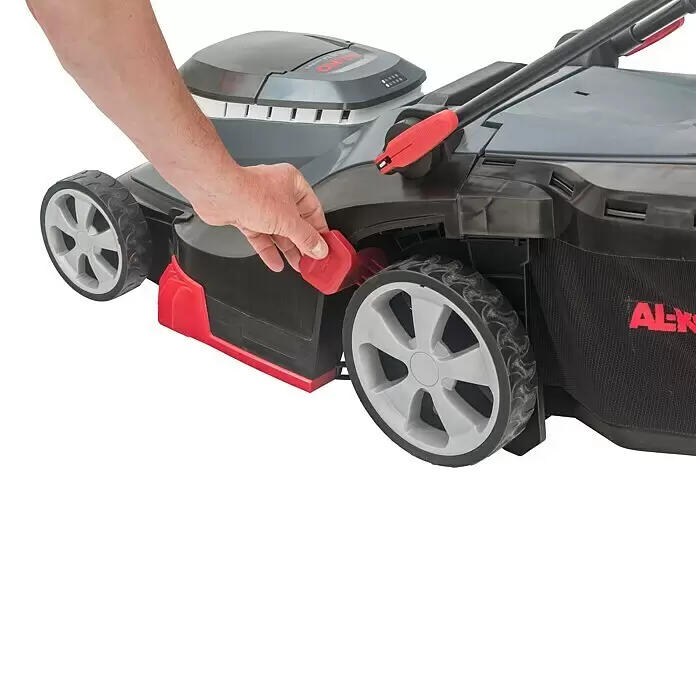 AL-KO Bosch Home & Garden Compatible Akku-Rasenmäher 38.2 Li - 18 V, 2 Akkus, 4 Ah, Schnittbreite: 38 cm - Hand stellt den roten Schnitthöhenhebel an einem grau-schwarzen Rasenmäher ein.