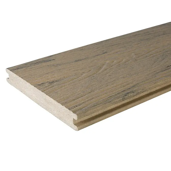 Kovalex WPC-Terrassendiele Massiv mit Struktur nach MaßSamtesche, Mattiert, 460 x 14,5 x 2 cm - Nahaufnahme einer einzelnen Diele aus Verbundholz mit einem hellen, natürlichen Holzton und einer markanten Maserung.