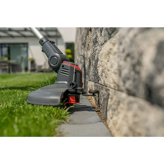 AL-KO Bosch Home & Garden Compatible Akku-Rasentrimmer GT 1825 - 18 V, 2,5 Ah, Li-Ionen, 1 Akku, Schnittbreite Faden: 25 cm - Dieser Rasentrimmer sorgt für perfekte Rasenkanten entlang der Steinmauer. Das Gerät ermöglicht ein sauberes und präzises Arbeiten.