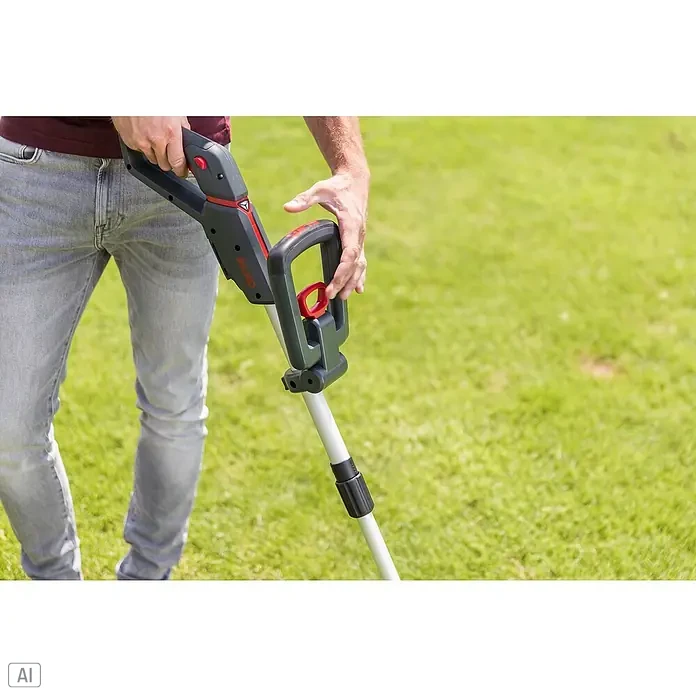 AL-KO Bosch Home & Garden Compatible Akku-Rasentrimmer GT 1825 - 18 V, 2,5 Ah, Li-Ionen, 1 Akku, Schnittbreite Faden: 25 cm - Nahaufnahme eines Mannes, der einen AL-KO Akku-Rasentrimmer in einem Garten bedient, mit Fokus auf Design und Ergonomie des Trimmers.
