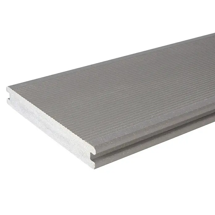 Kovalex WPC-Terrassendiele Massiv mit Struktur nach Maß - Grau, Unbehandelt, 580 x 14,5 x 2 cm - Nahaufnahme einer grauen Terrassendiele mit geriffelter Oberfläche und H-Profil, ideal für moderne Außenbereiche.