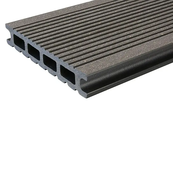 Kovalex WPC-Terrassendiele Exklusiv nach Maß - Graubraun, Gebürstet, 420 x 14,5 x 2,6 cm - Nahaufnahme einer grauen WPC Terrassendiele mit Hohlkammern und geriffelter Oberfläche für den Außenbereich.