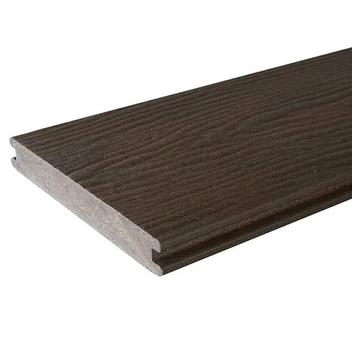 Kovalex WPC-Terrassendiele Massiv mit Struktur nach Maß - Kastanie, 330 x 14,5 x 2 cm - Nahaufnahme einer braunen Terrassendiele mit Holzmaserung, ideal für den Außenbereich und langlebige Bodenbeläge.
